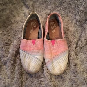Women’s TOMS shoes size 7w.
